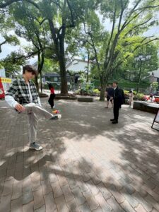 足を使って遊ぶ伝統的な遊び体験